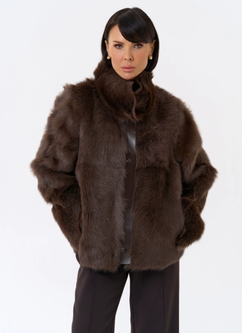 Женская короткая дубленка с воротником стойкой фото