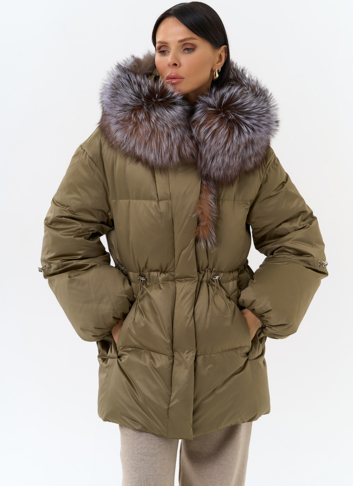 Женский пуховик с капюшоном из меха блюфрост