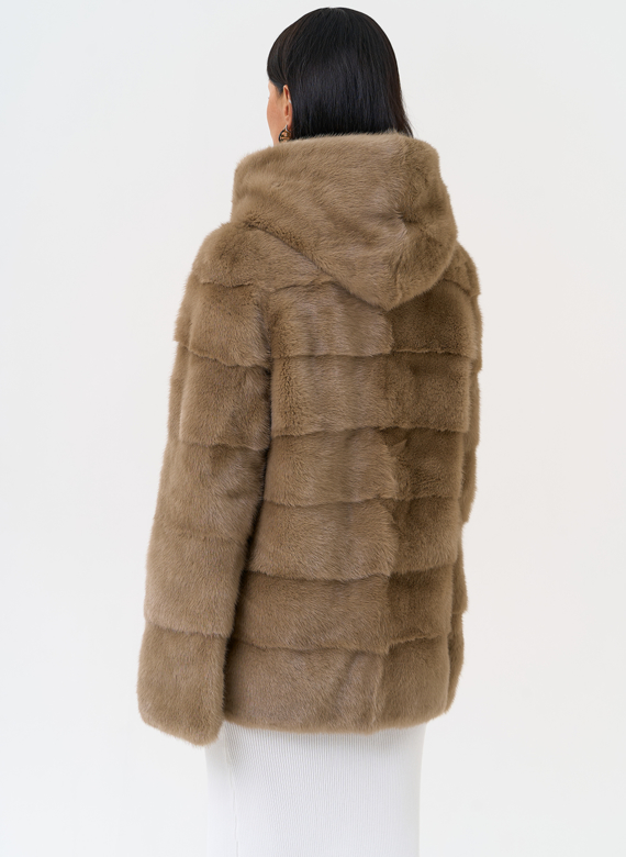 Короткая шуба с капюшоном