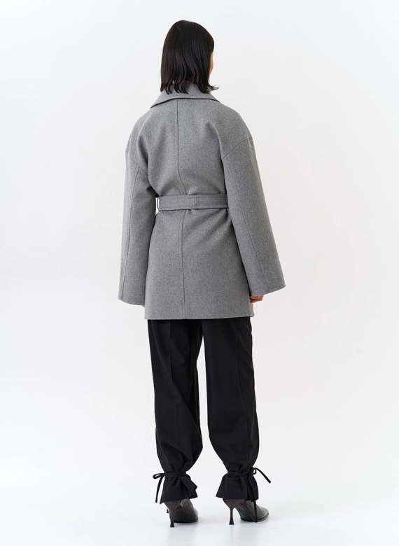Женское укороченное пальто в сером цвете