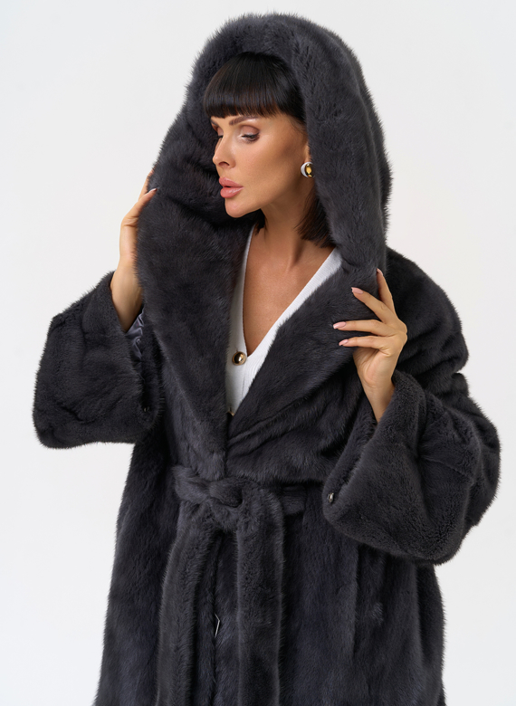 Женская шуба из меха норки с капюшоном 