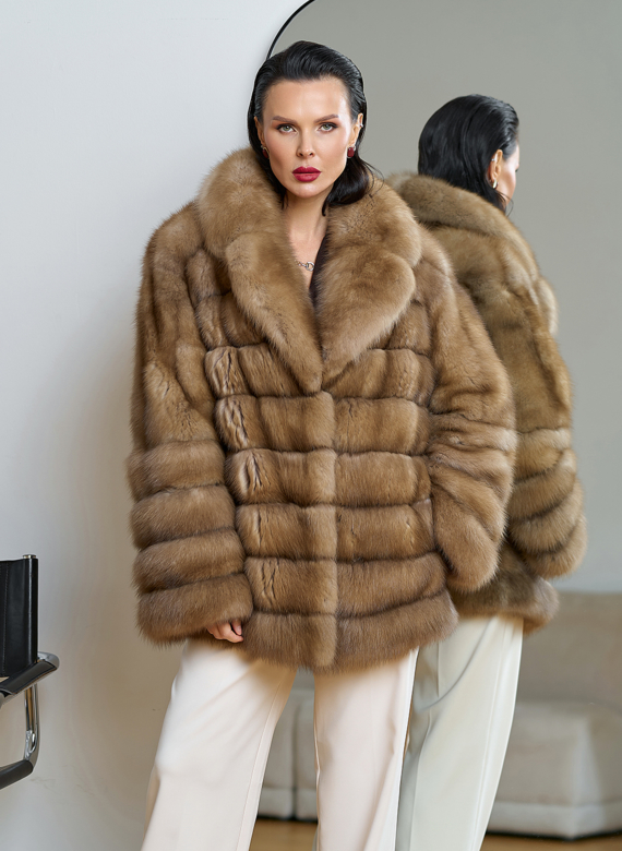 Женская шуба из куницы с английским воротником