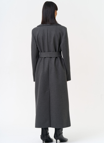 Женское пальто с английским воротником