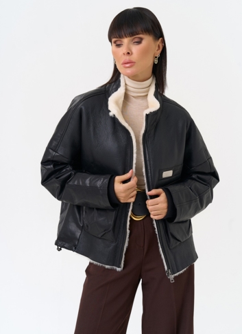 Женский пуховик из натуральной кожи с отделкой из овчины