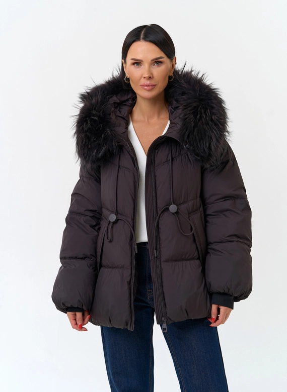 Женский пуховик с мехом енота на капюшоне фото