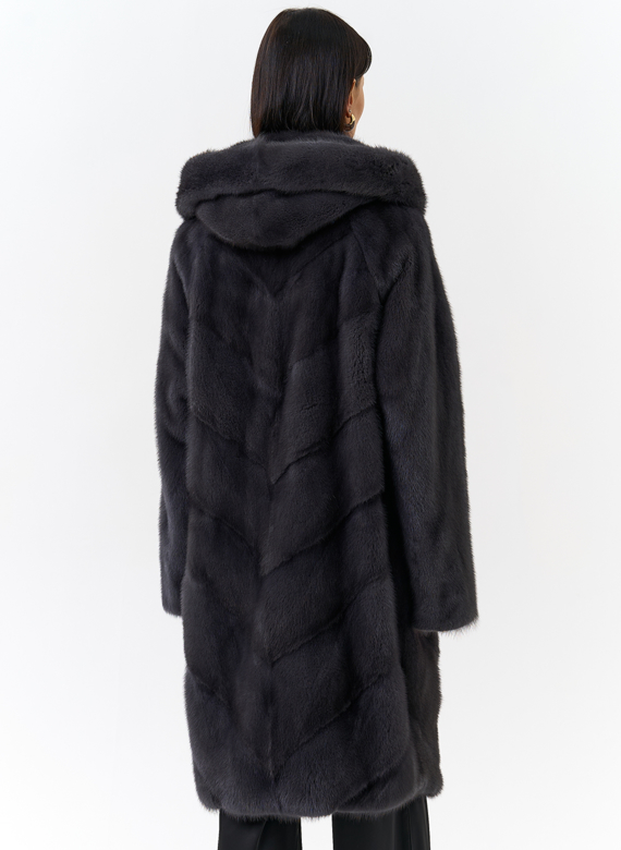 Женская шуба в сером цвете