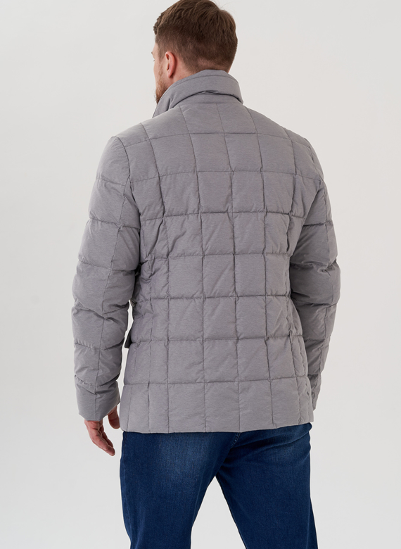 Мужская куртка серого цвета 