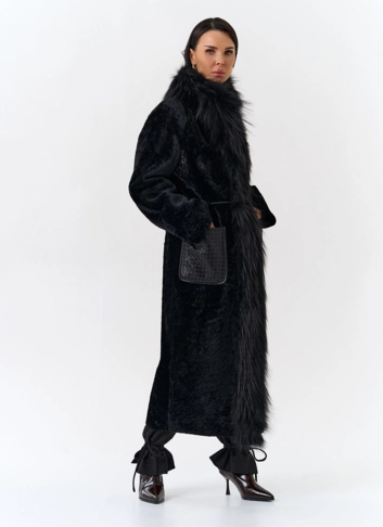 Женская дубленка с отделкой из меха лисы