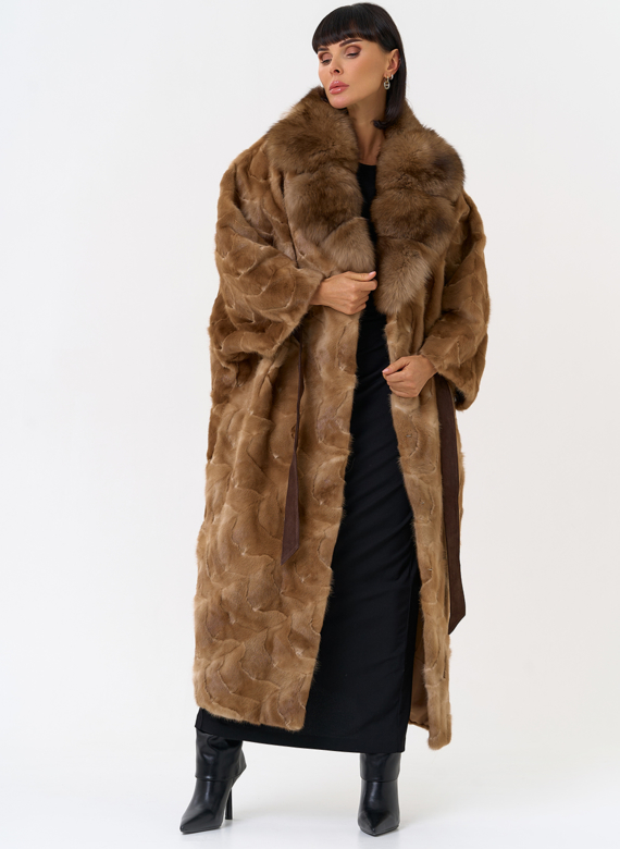 Женская шуба из меха норки с воротником их меха песца