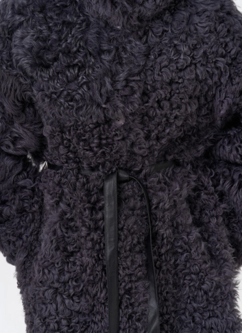 Женская двухсторонняя дубленка с декоративным поясом фото